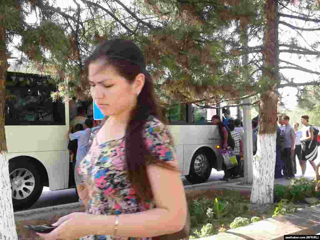 Eli telefonly bir gyz