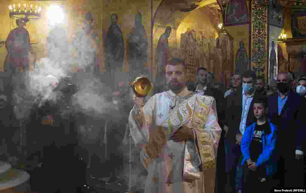 Un preot de la Mitropolia Bisericii Ortodoxe Sârbe din Muntenegru, în timpul liturghiei pascale de la Biserica Învierii din Podgorica, 2 mai 2021.