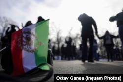 Membri ai comunității iraniene sărbătoresc atacul asupra conducerii Iranului și moartea ayatollahului Ali Khemenei, în parcul Herăstrău din București, 1 martie 2026.