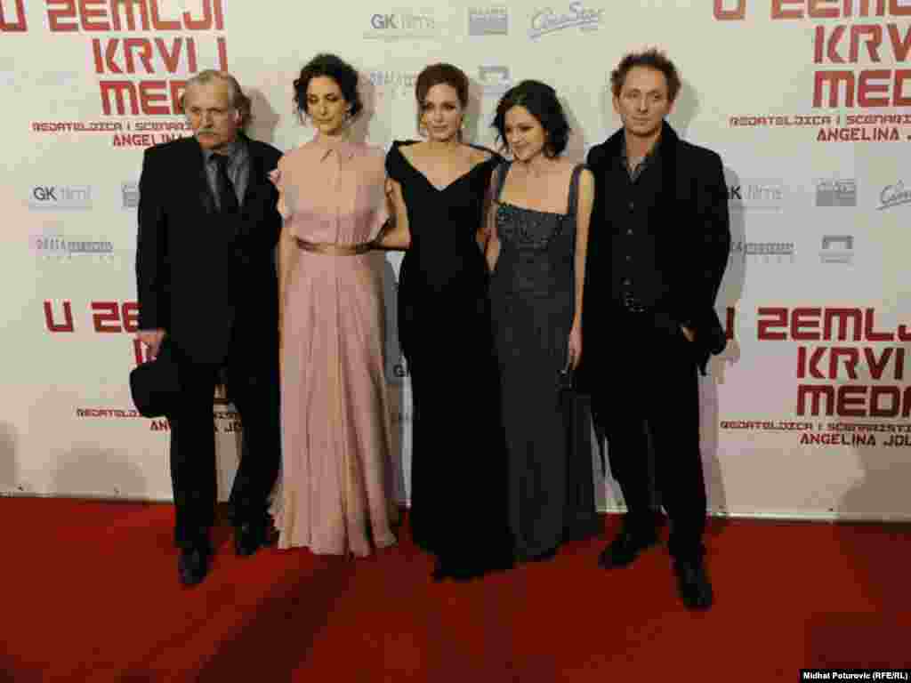 Rade Šerbedžija, Žana Marjanović, Angelina Jolie, Vanesa Glodžo na crvenom tepihu