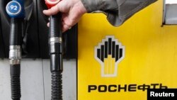 Найбільших втрат зазнали акції компаній «НОВАТЕК» (-6,6%) і «Роснефть» (-5,8%), які потрапили під санкції США