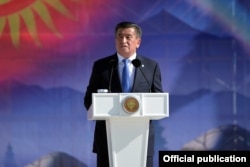 Қырғызстан президенті Сооронбай Жеенбеков тәуелсіздік күні құрметіне өткен салтанатты шарада сөз сөйлеп тұр. 31 тамыз 2020 жыл.