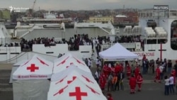 Anija italiane me 900 migrantë arrin në Sicili