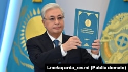 Қазақстан президенті Қасым-Жомарт Тоқаев жалпыұлттық референдумде қабылданған жаңа Конституцияға қол қойды. Астана, 17 наурыз, 2026 жыл. Ақорданың баспасөз қызметі жариялаған фото.
