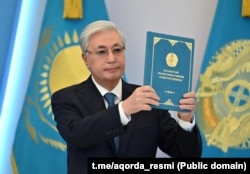 Қазақстан президенті Қасым-Жомарт Тоқаев референдумда қабылданған жаңа Конституцияға қол қойған сәт. Астана, 17 наурыз, 2026 жыл.