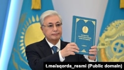 ყაზახეთის პრეზიდენტმა ყასიმ-ჟომარტ ტოკაევმა ხელი მოაწერა ახალ კონსტიტუციას, რომელიც ეროვნული რეფერენდუმით მიიღეს. ასტანა, 2026 წლის 17 მარტი. ფოტო გამოაქვეყნა Akorda-ს პრესსამსახურმა.