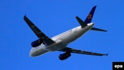 Самалёт Cyprus Airways над лётнішчам у Ларнацы. Архіўнае фота