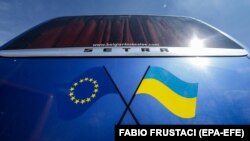 Pamje e flamurit të BE-së dhe të Ukrainës, e vizatuar në një autobus të ngarkuar me ndihma për Ukrainën, në Romë, 4 mars 2022. Fotografi ilustruese.
