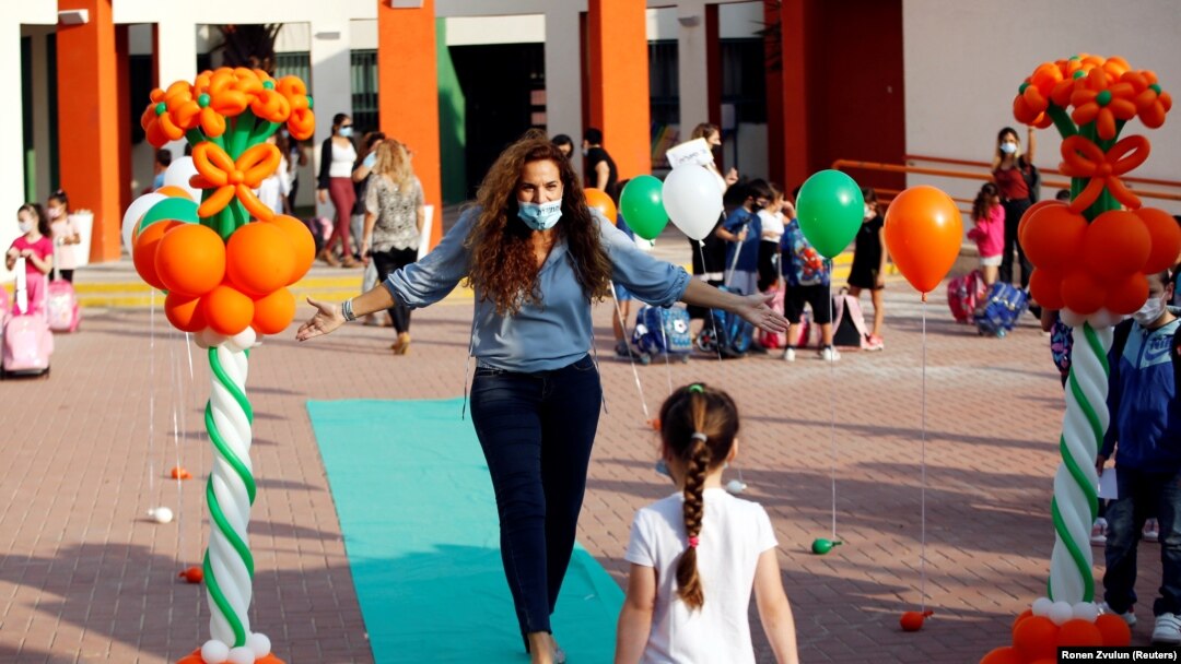 Nastavnica dočekuje đake u školi u gradu Rehovot u Izraelu, 1. novembar