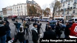 Французькі журналісти біля поліцейських автівок після теракту 15 листопада 2015 року