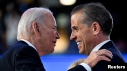 Președintele SUA, Joe Biden, (s) și fiul său, Hunter Biden (d).