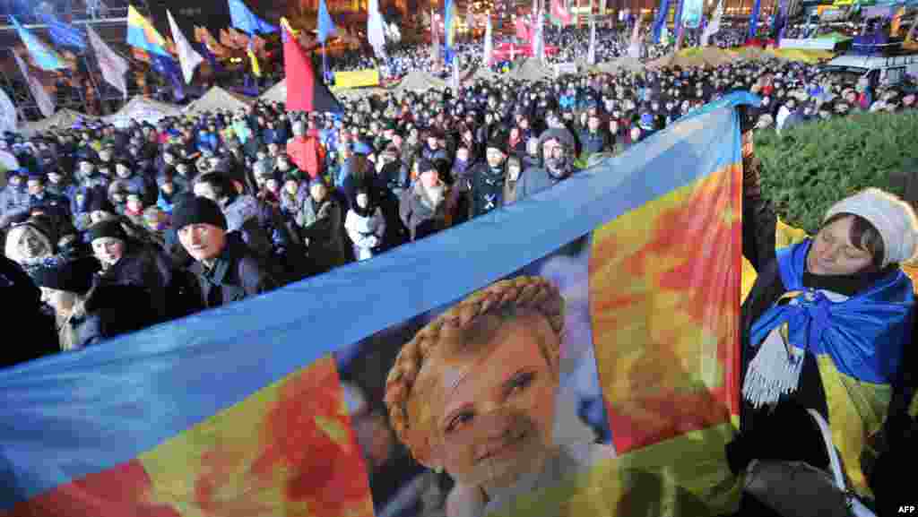 În Ucraina continuă manifestațiile antiguvernamentale, pro-europene și în favoarea eliberării Iuliei Timoșenko. Imagine de la demonstrațiile de la Kiev 26 noiembrie.