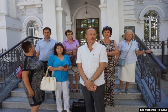 Группа поддержки перед зданием суда