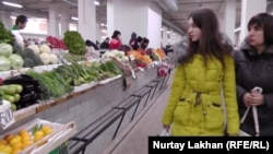 На продуктовом рынке в Алматы.