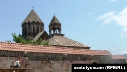 Нагорный Карабах - Строительные работы в монастырском комплексе Гандзасар, 6 июля 2011 г. 