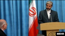 آقای حسینی گفت که جمهوری اسلامی هنوز این بسته پیشنهادی را دریافت نکرده است.(عکس: مهر)