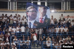 Zastava sa likom bivšeg predsednika Srbije Aleksandra Vučića i njegovog brata Andreja na skupu vladajuće Srpske napredne stranke uoči parlamentarnih izbora u Beogradu, Srbija, 3. oktobra 2026.