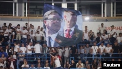 Pristalice bivšeg predsednika Srbije Aleksandra Vučića na skupu vladajuće Srpske napredne stranke uoči parlamentarnih izbora u Beogradu, Srbija, 3. oktobra 2026.