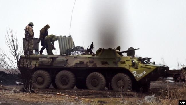 Проруските сепаратисти стојат на оклопно возило, архивска фотографија