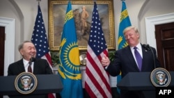 Gazagystanyň prezidenti Nursultan Nazarbaýew (çepde) we Birleşen Ştatlaryň prezidenti Donald Tramp. 16-njy ýanwar, 2018 ý.