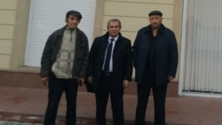 "Эрк" оппозициялық партиясының өкілдері Өзбекстан әділет министрлігі ғимаратының алдында тұр. Ташкент, 10 қаңтар 2020 жыл.