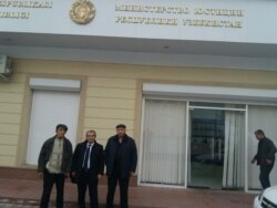 Члены партии «Эрк» возле здания Министерства юстиции Узбекистана. Ташкент, 10 января 2020 года.