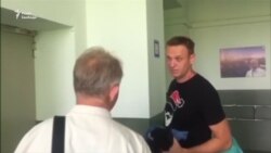 У Росії опозиціонера Навального після лікарні відправили назад до спецприймальника – відео