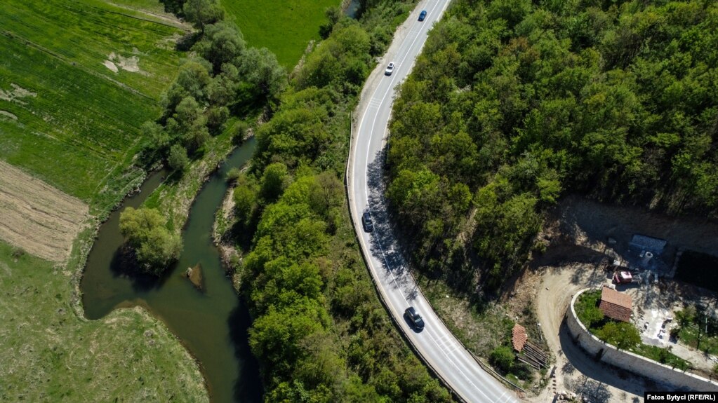 Rruga Prishtinë-Gjilan e cila kalon afër Liqenit të Badovcit. 