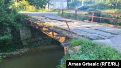 Prelazak preko pola vijeka stare drvene konstrukcije sa istrošenim i trulim gredama, koja je stajala na zahrđalim željeznim osnovama, posebno je bio opasan za đake obližnje osnovne škole.