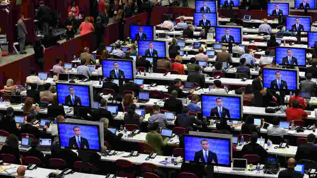 Журналисты следят за завершением первых президентских дебатов. 3 октября 2012 года.