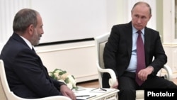 Russia - President Vladimir Putin (R) meets with Armenian Prime Minister Nikol Pashinian in Moscow, 8 September 2018.