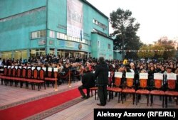 На церемонии открытия Международного кинофестиваля студенческих фильмов и киношкол «Бастау». Алматы, 23 октября 2012 года.