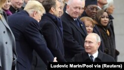 АКШнын президенти Дональд Трамп, Орусиянын президенти Владимир Путин жана башка дүйнө лидерлери Парижде Биринчи Дүйнөлүк согуштун аякташынын 100 жылдык мааракесинде. 11-ноябрь, 2018-жыл. 