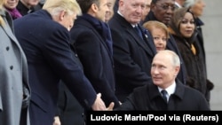 Rukovanje Donalda Trampa i Vladimira Putina u Parizu