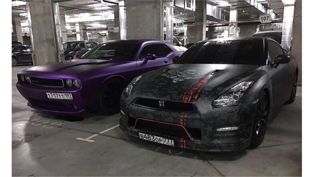 Nissan GT-R (справа) в брендовой оклейке Plein Sport, фото с сайта Национального агентства по борьбе с преступностью Великобритании