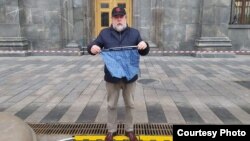 Режиссёр 22 декабрь куни Москва марказидаги МХХ биноси олдида ички иштон кўтариб пикет ўтказган эди.