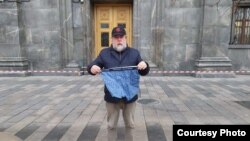 Виталий Манский в одиночном пикете у здания ФСБ на Лубянке 