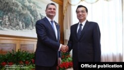 China - Premier Li Keqiang (L) meets with Armenian Prime Minister Tigran Sarkisian in Dalian, 10Sep2013.