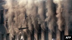 Дым з захопленага будынку ў Будзёнаўску, 17 чэрвеня 1995. 