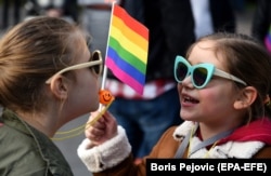 Gyerekek játszanak a podgoricai Pride-felvonuláson Montenegróban 2018. november 17-én