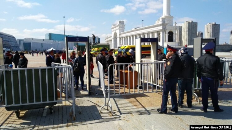 Досмотр граждан у столичной площади, где проводятся торжества по случаю Дня единства народа.