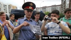 Во время обыска в квартире Алексея Навального. 11 июня 2012 года.