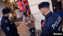 Полиция в Вене проверяет статус вакцинации у посетителей торгового центра 