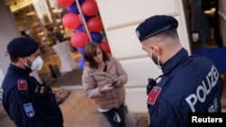 Полиция в Вене проверяет статус вакцинации у посетителей торгового центра.
