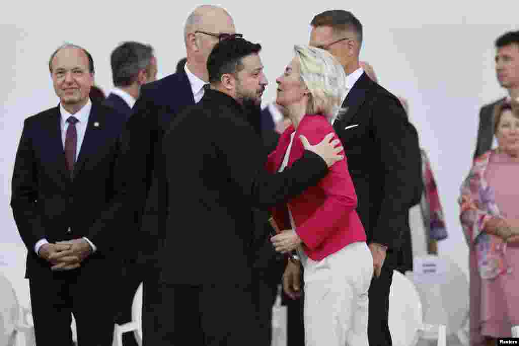 Zelenski se salută cu președinta Comisiei Europene, Ursula von de Leyen. Întâmplător, când ei se aflau la Paris, la Bruxelles se pregătea deschiderea unui nou grup de capitole al negocierilor de aderare la UE, cu Ucraina și Moldova. 