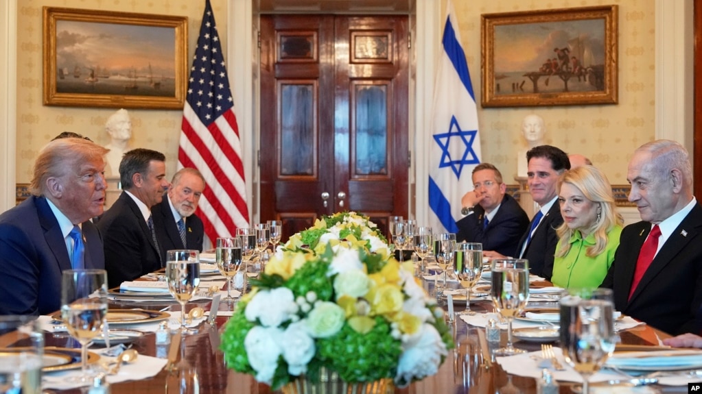 Tổng thống Hoa Kỳ Donald Trump (bên trái) đang tiếp đón Thủ tướng Israel Benjamin Netanyahu (bên phải) dùng bữa tối tại Nhà Trắng.