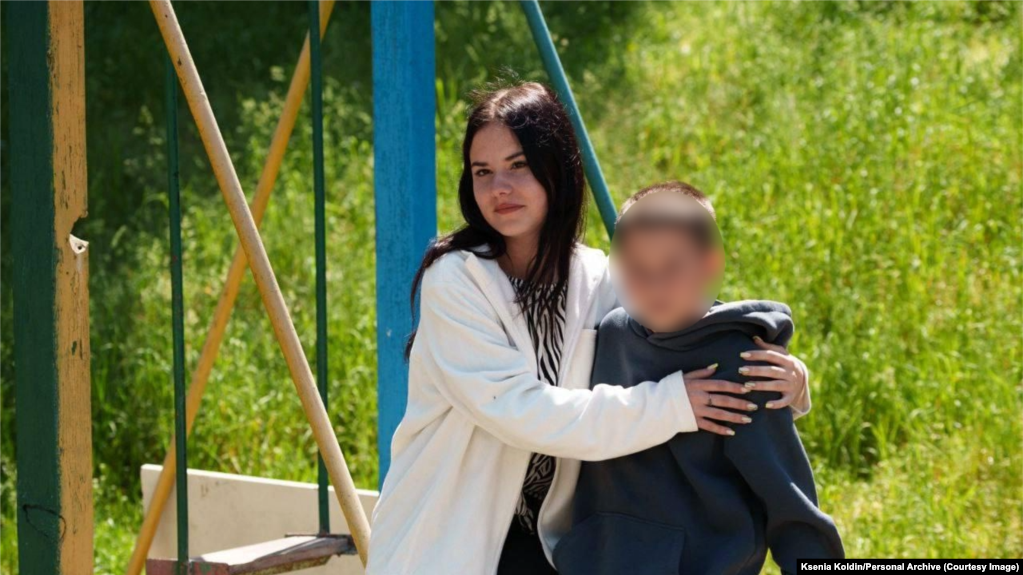 Ксения Колдин с брат ѝ Серхий след завръщането им в Украйна
