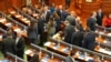 Deputetët gjatë një seance konstituive të Kuvendit të Kosovës, 15 prill.