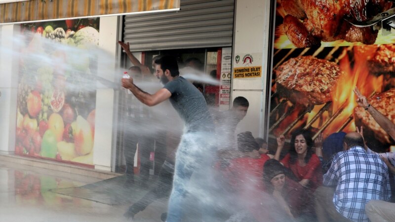 Turska policija hapsila demonstrante na protestu zbog smena gradonačelnika