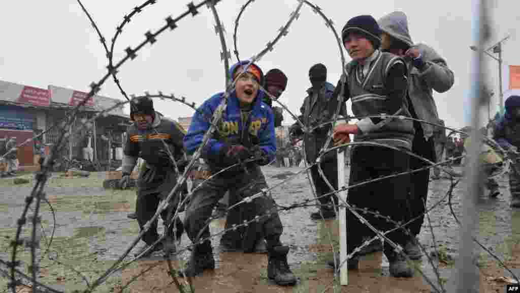 Afghanistan - Tineri afgani aruncînd cu pietre împotriva militarilor din forța internațională, după incidentul de la Bagram.